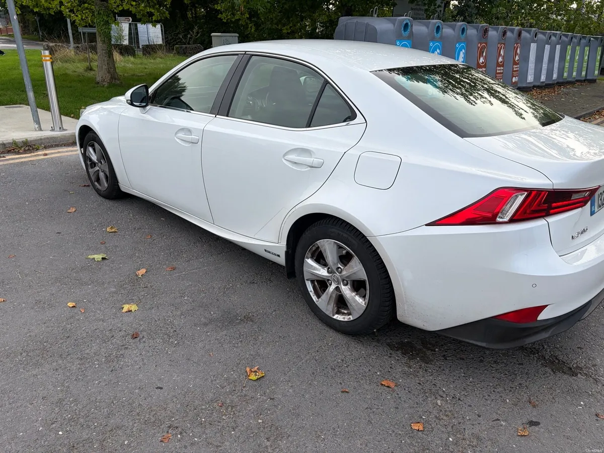 Lexus IS300H - Image 5