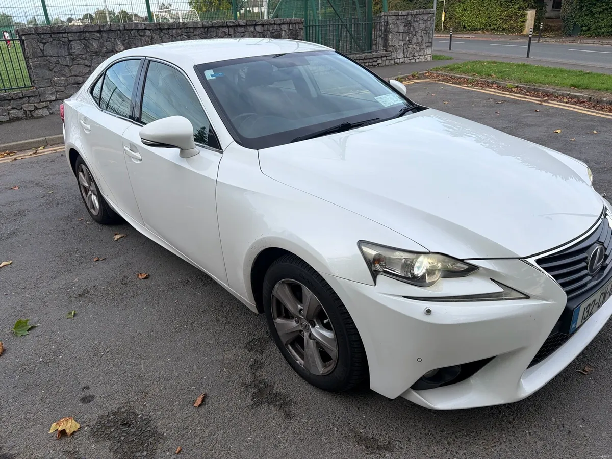 Lexus IS300H - Image 2