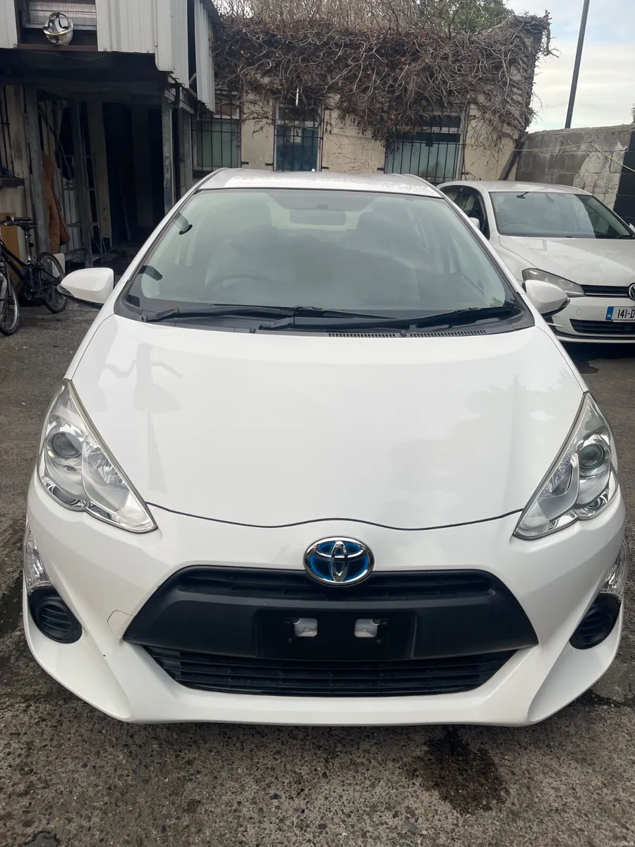 2015 Toyota Aqua 67k km automatic hybrid - Image 2