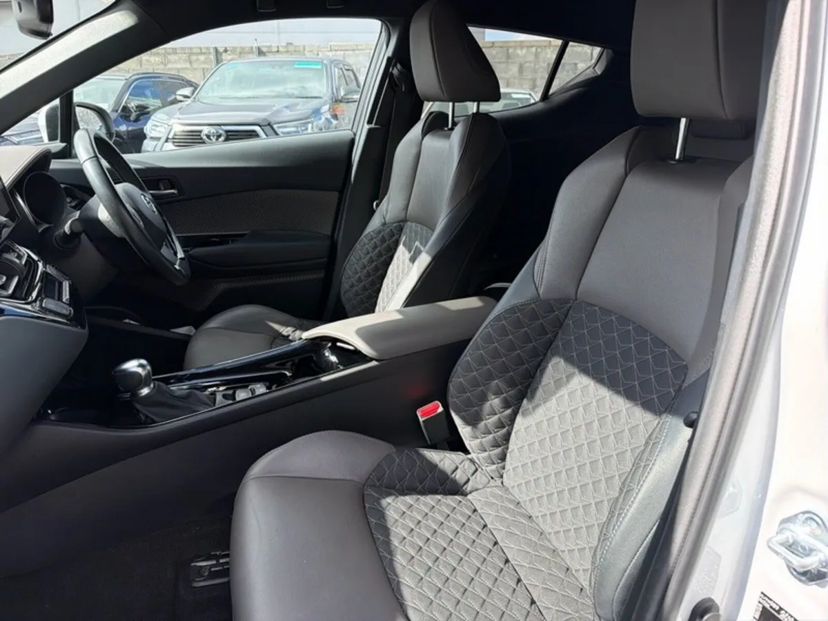 Toyota C-HR SOL TOP SPEC // HEATED LEATHER SEATS / - Image 6