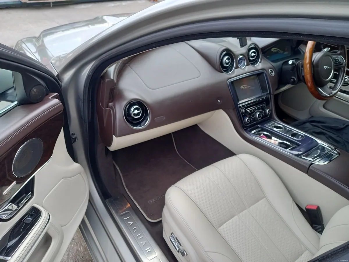 Jaguar XJ 2011 - Image 4