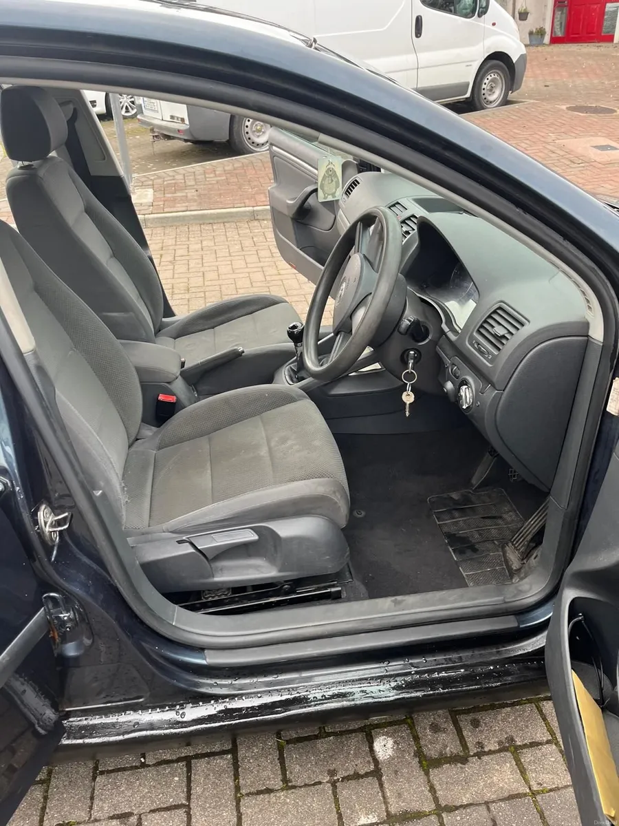 Volkswagen Golf 2004 - Image 2