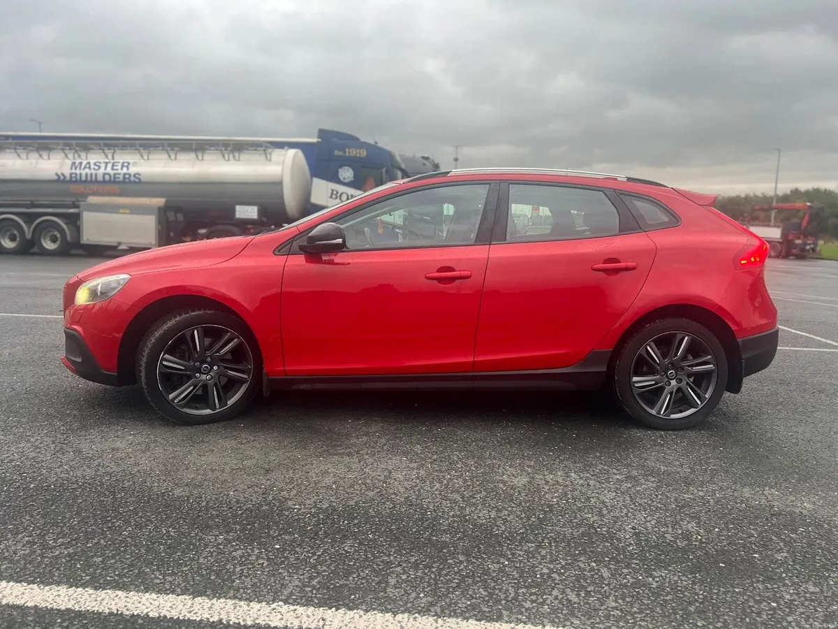 VOLVO V40 CROSS COUNTRY - Image 2