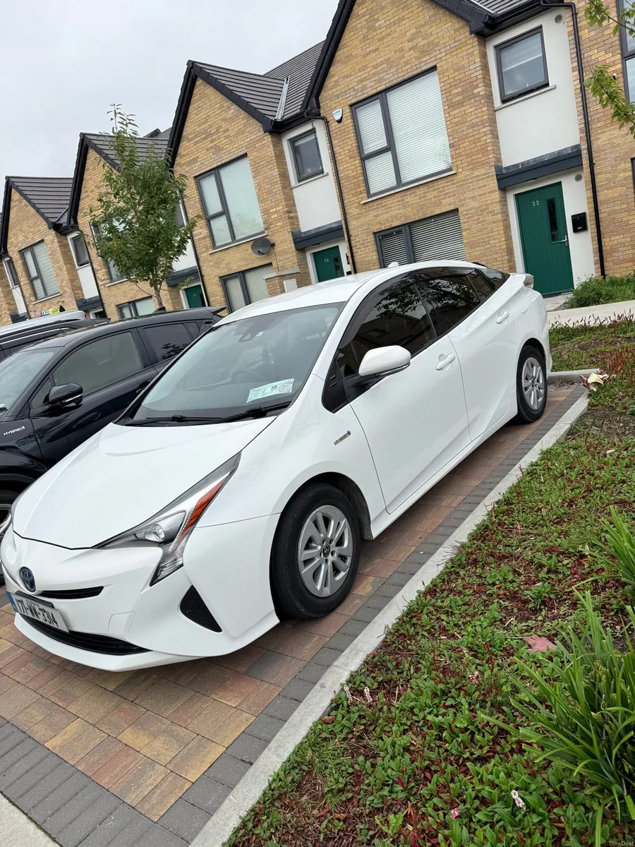 Toyota Prius 1.8L Hybrid 2017 - Image 2