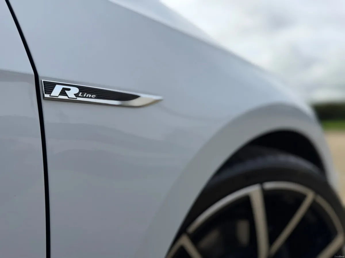2017 Volkswagen Golf R Line - Image 6
