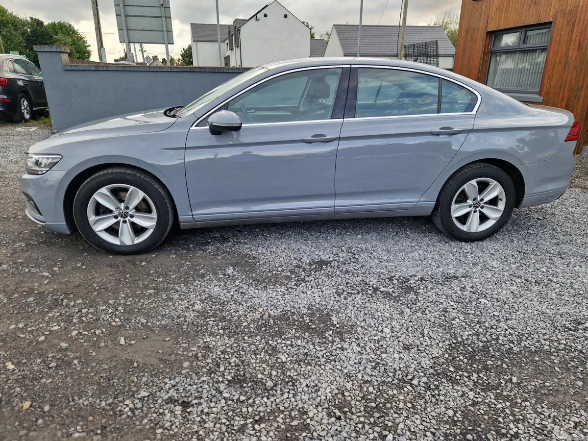 Volkswagen Passat 2022 - Image 3