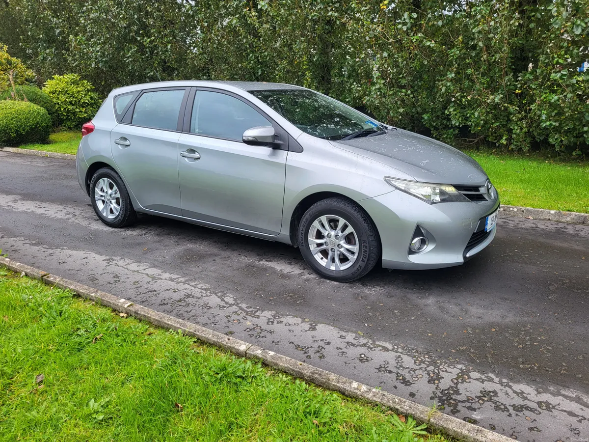 Toyota Auris 1.4 D4D   2013 - Image 1