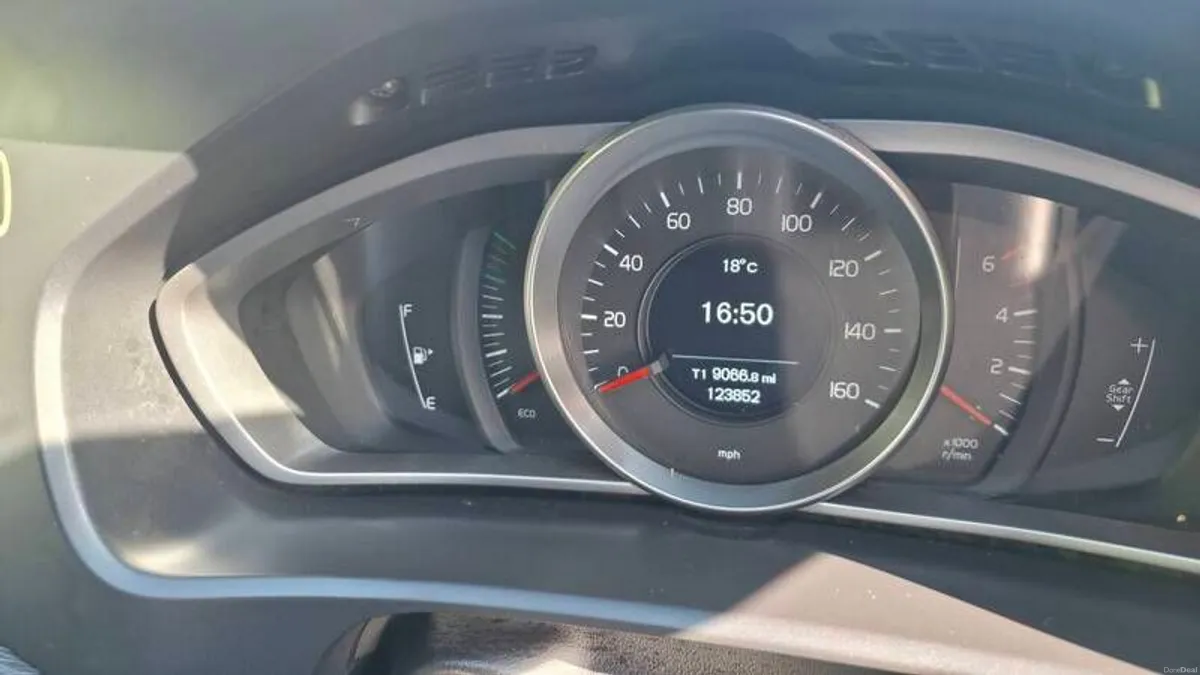 2015 Volvo V40 D3 5 cylinder 150hp - Image 4