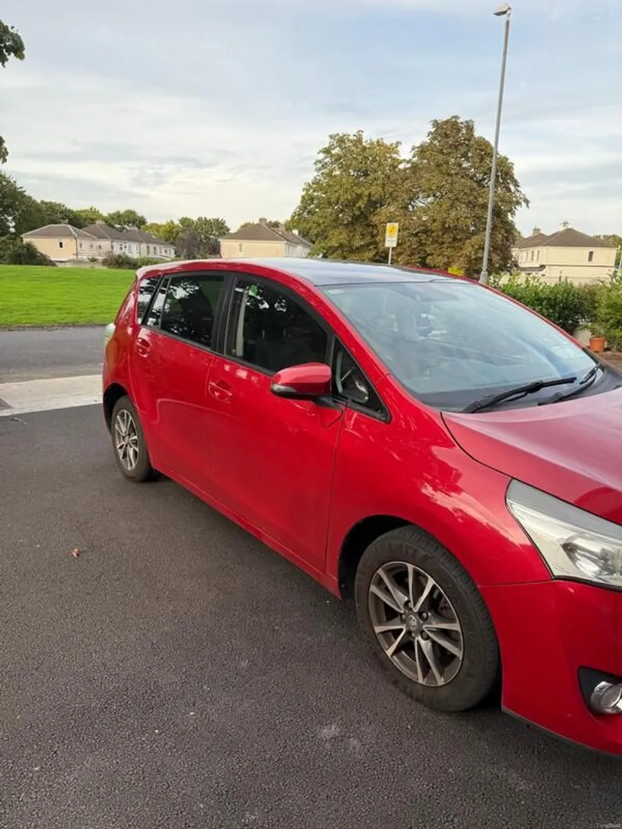 2014 Toyota Corolla Verso - Image 2