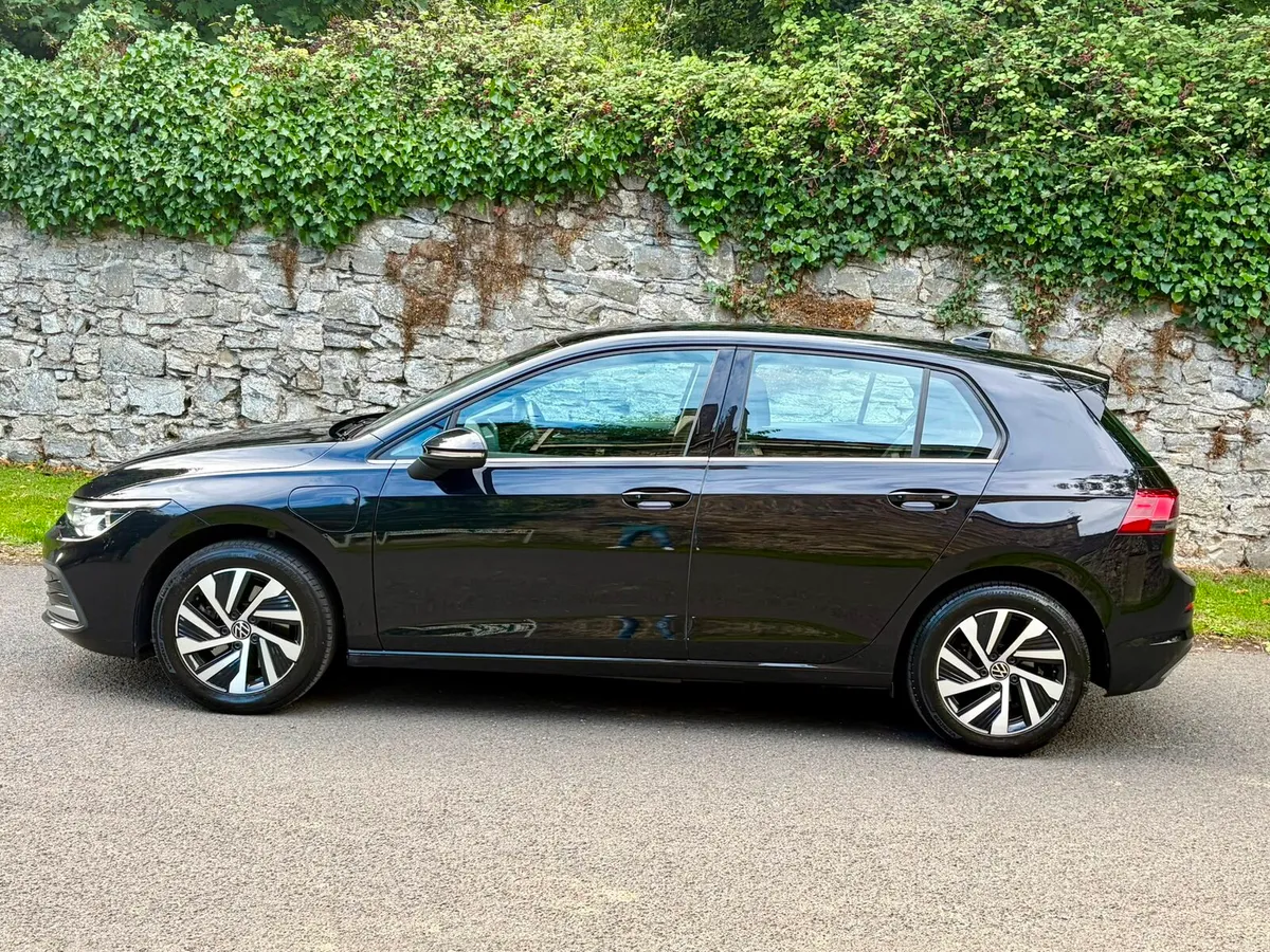 23 VW Golf 1.4 TSI Style E-HYBRID petrol automatic - Image 5