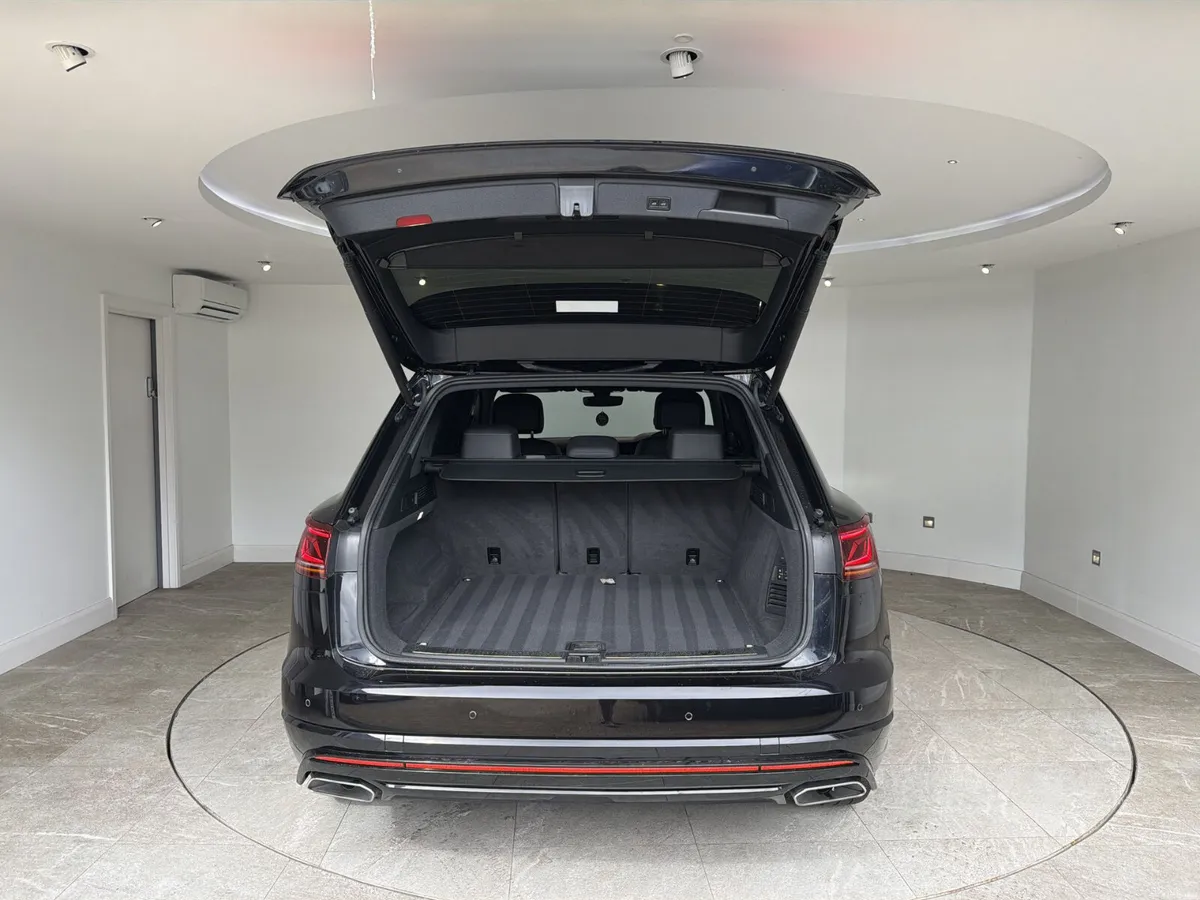 2022 Volkswagen Touareg 3.0 TDI V6 Black Edition S - Image 6