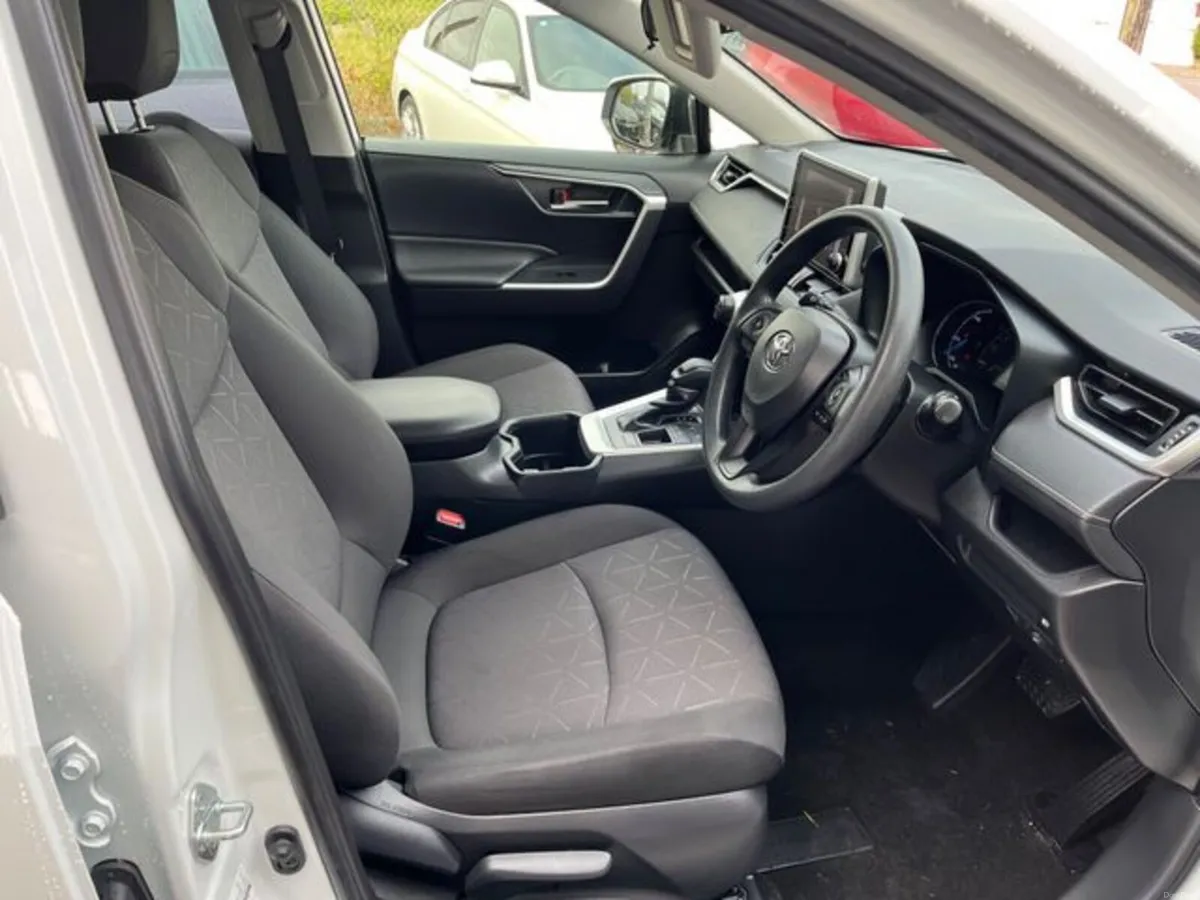 Toyota RAV4 Hybrid automatic - Image 5