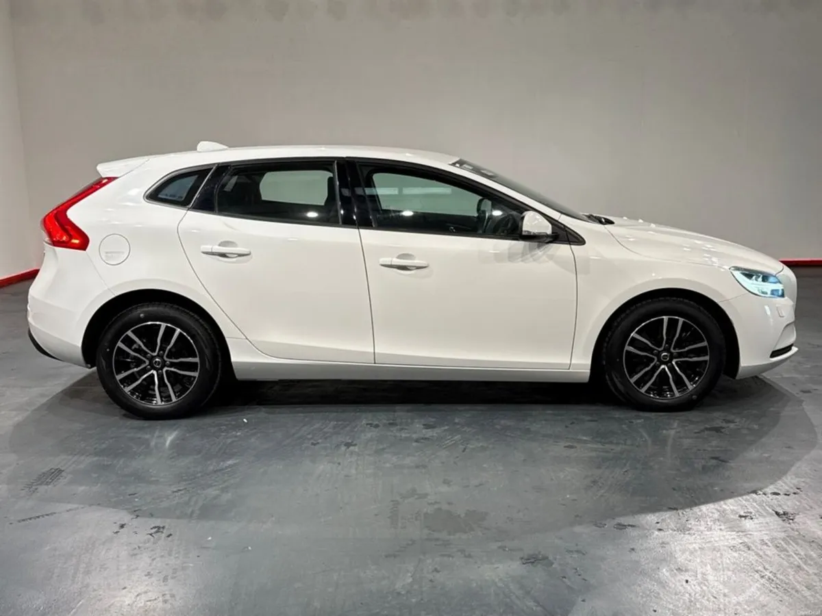 Volvo V40 1.5 AUTOMATIC - FACTORY ALLOYS - CRUISE - Image 2