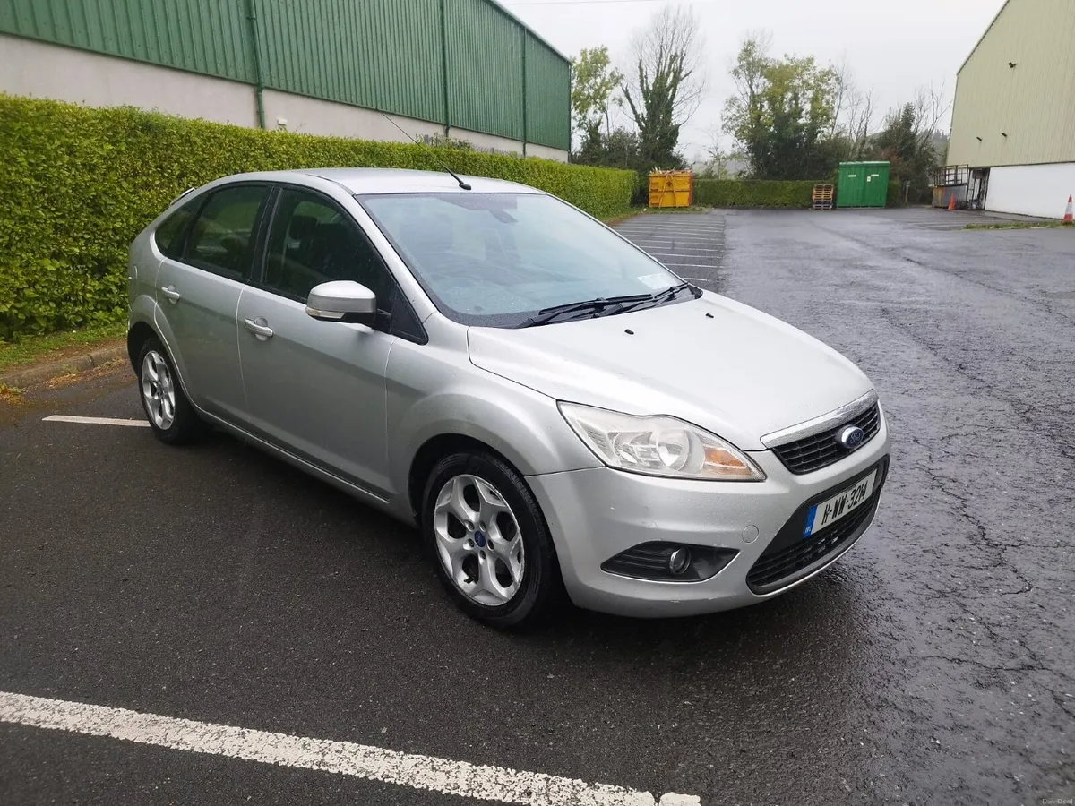 Ford Focus hatchback 2011 - Image 2