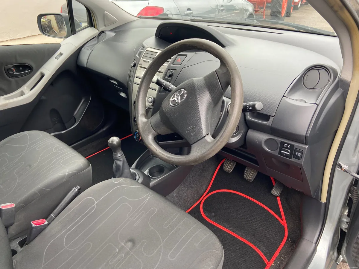 Toyota Yaris 2010 - Image 2