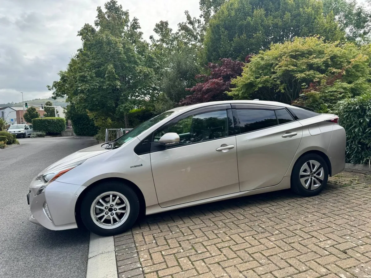 Toyota Prius 1.8 Hybrid Automatic 2017 - Image 2