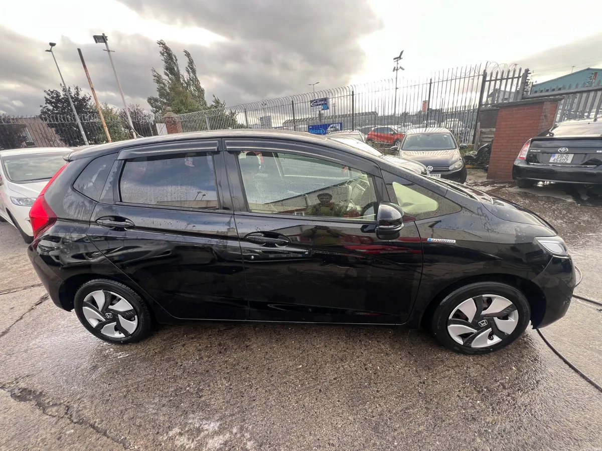 Honda Fit 2013 1.5 Hybrid Auto / New Nct/ warranty - Image 4
