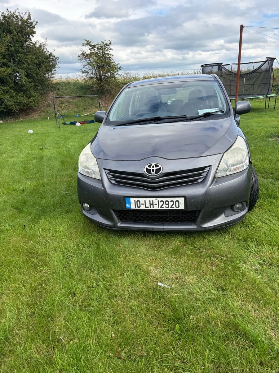 7 seater Toyota verso - Image 2