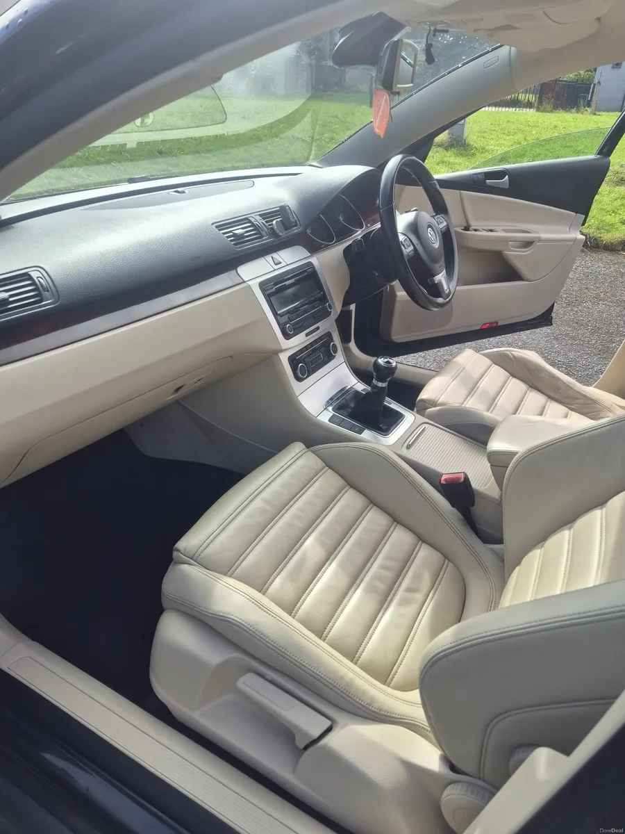 Volkswagen Passat 2010 - Image 3