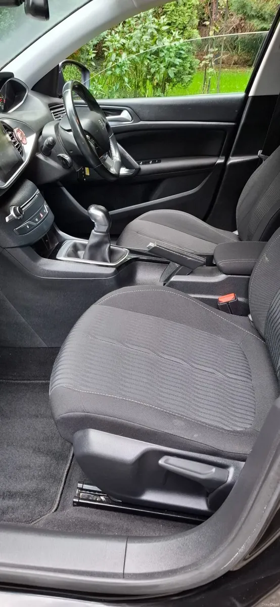 17 Peugeot 308 ,   MINT,     LOW KMS - Image 5