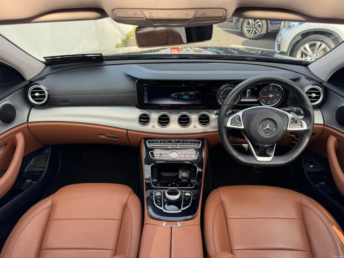 MERCEDES BENZ E220 D AMG LINE AUTO // PAN SUNROOF - Image 3