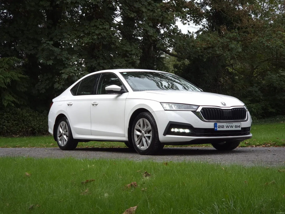212 Skoda Octavia 2.0 TDI NEW SHAPE LOW MILEAGE - Image 2