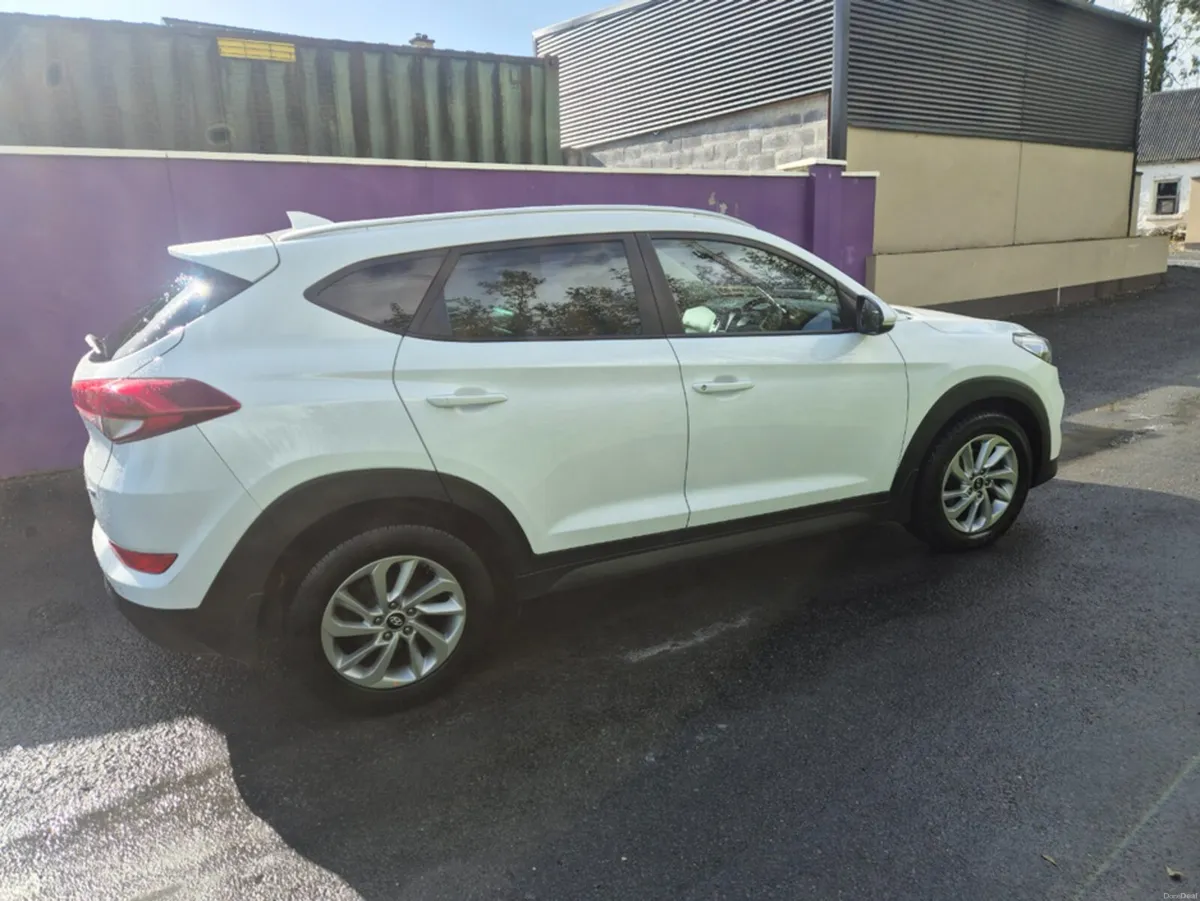 Hyundai Tucson 1.7 EXECUTIVE 5DR - Image 4
