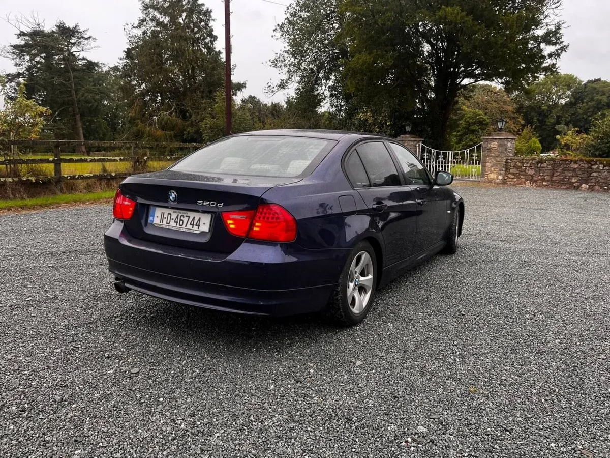 BMW 3-Series 2011 - Image 4