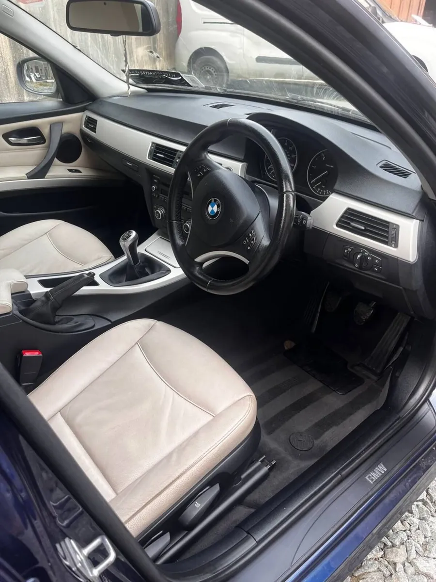BMW 3-Series 2011 - Image 5