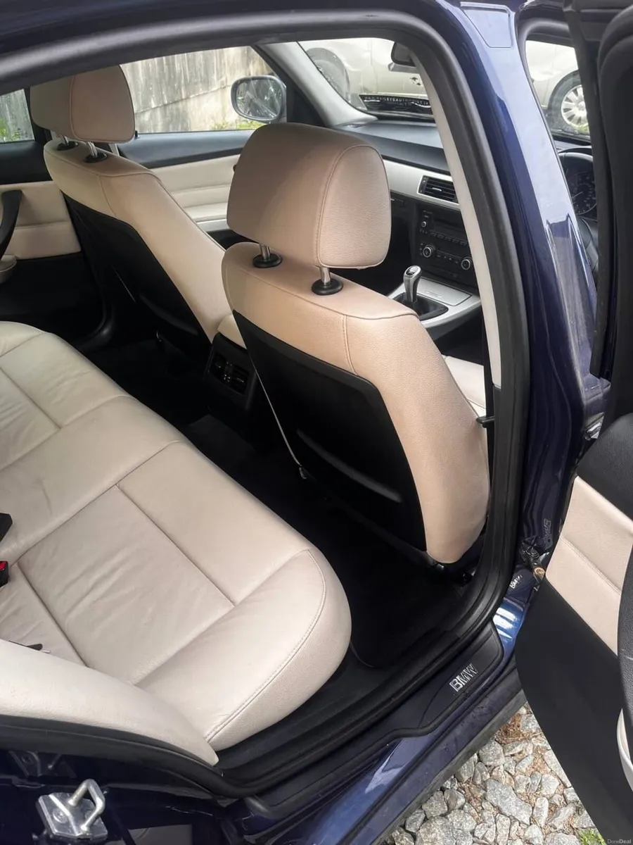 BMW 3-Series 2011 - Image 6