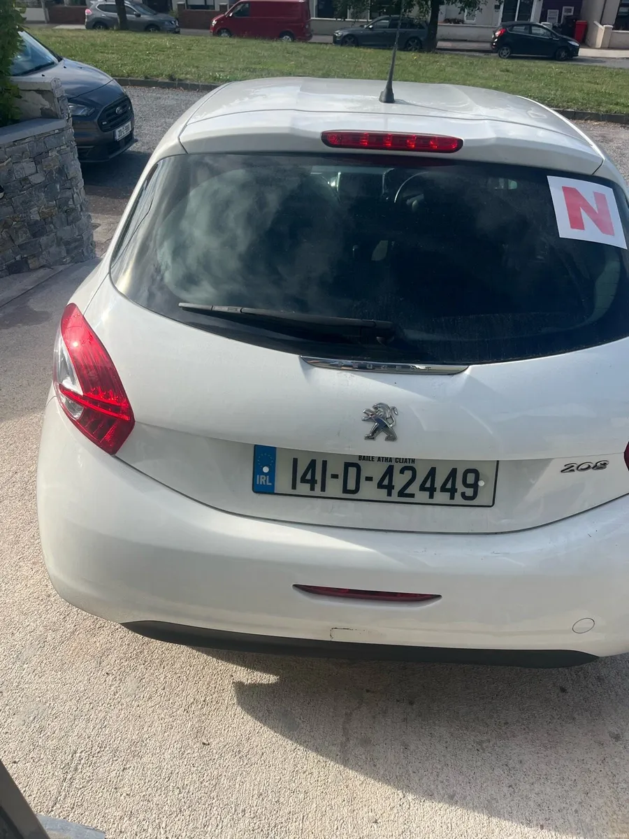 Peugeot 208 - Image 2