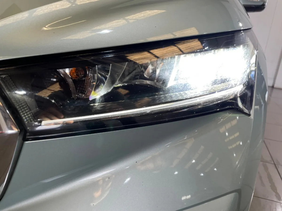 Skoda Enyaq 80 IV 5DR HEAT PUMP HEATED SEATS BATTE - Image 5