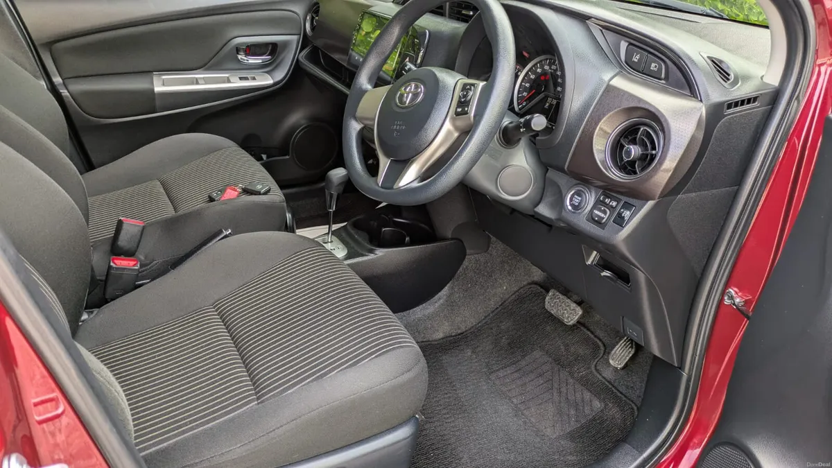 Immaculate low mileage Toyota Yaris 1.3 Auto, 2016 - Image 5