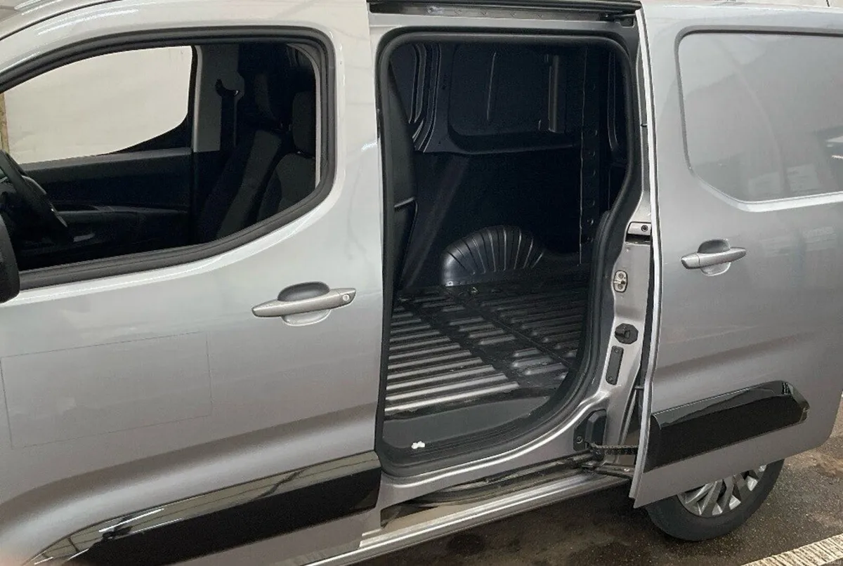 1.5 BlueHDi 1000 Asphalt Standard Panel Van 5dr Di - Image 5