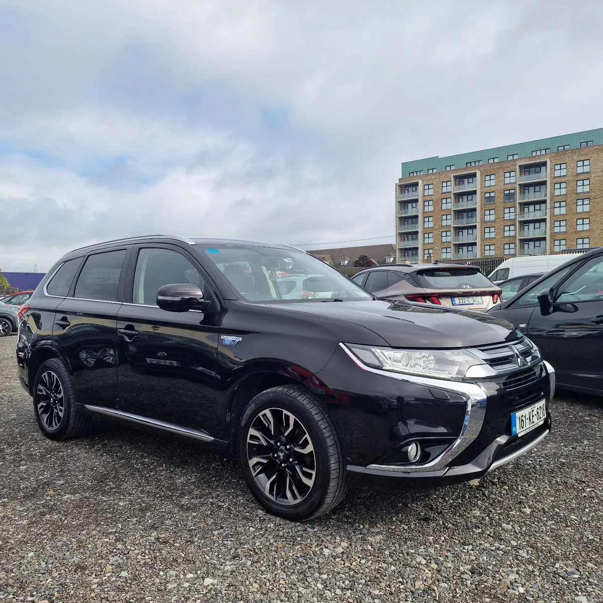 Mitsubishi Outlander PHEV 2.0L MIVEC 4WD - Image 1