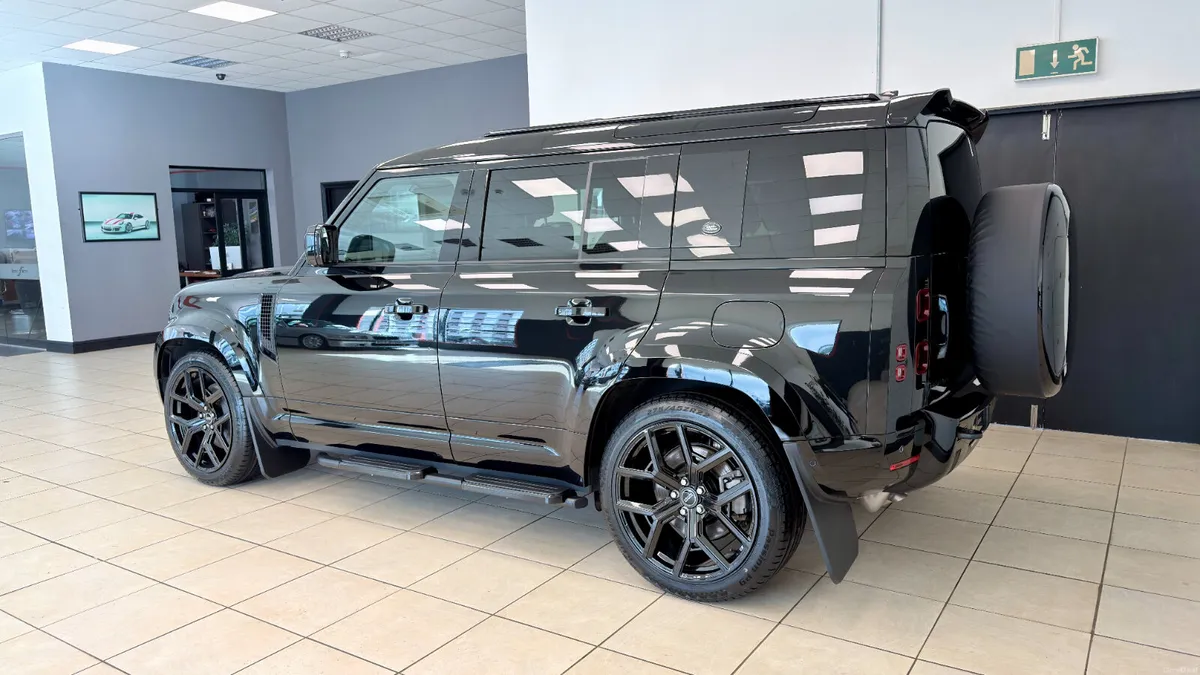 LANDROVER DEFENDER P400E X-DYNAMIC SE 110 - Image 6