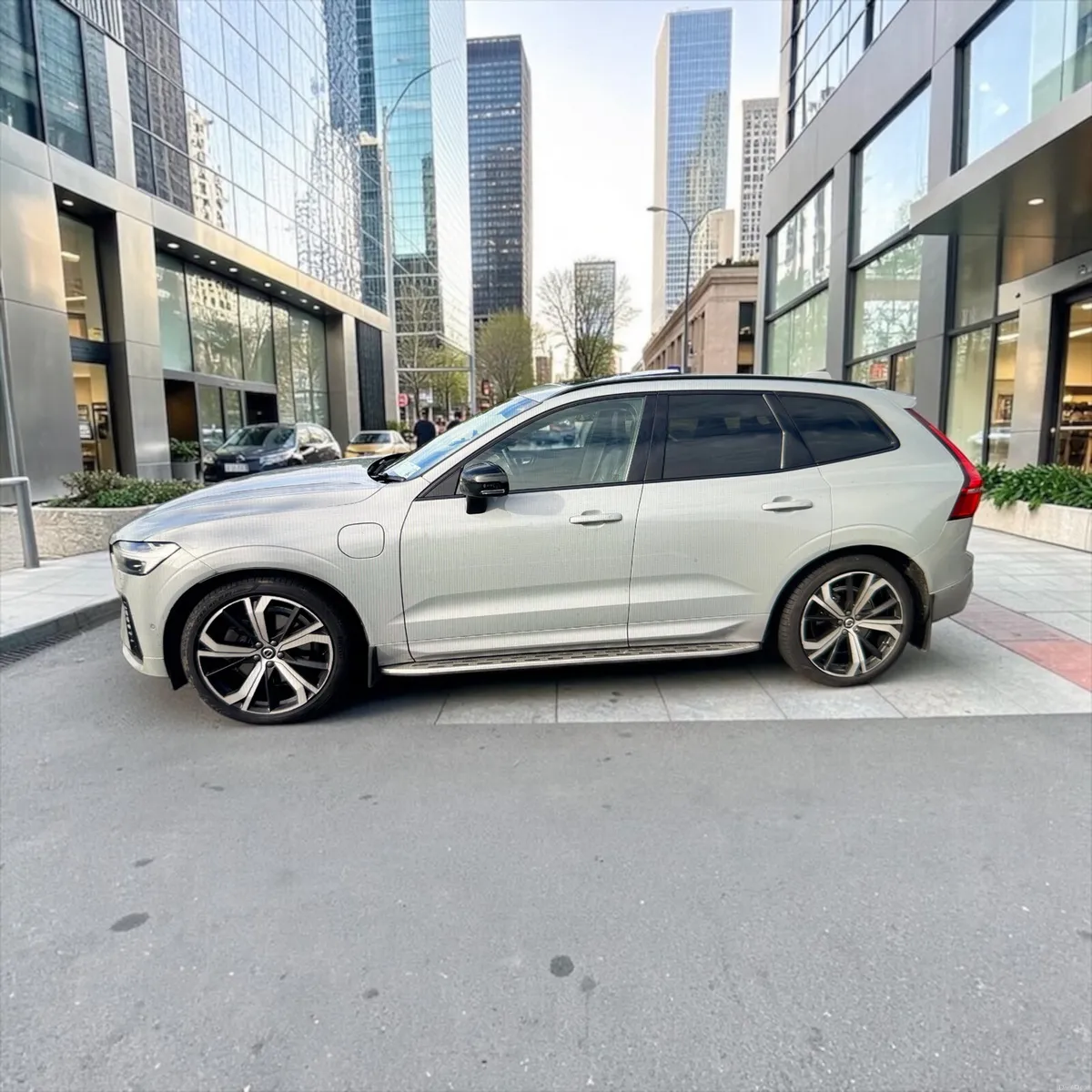Volvo XC60 T6 PHEV 350hp AT8 Ultimate (dark theme) - Image 3