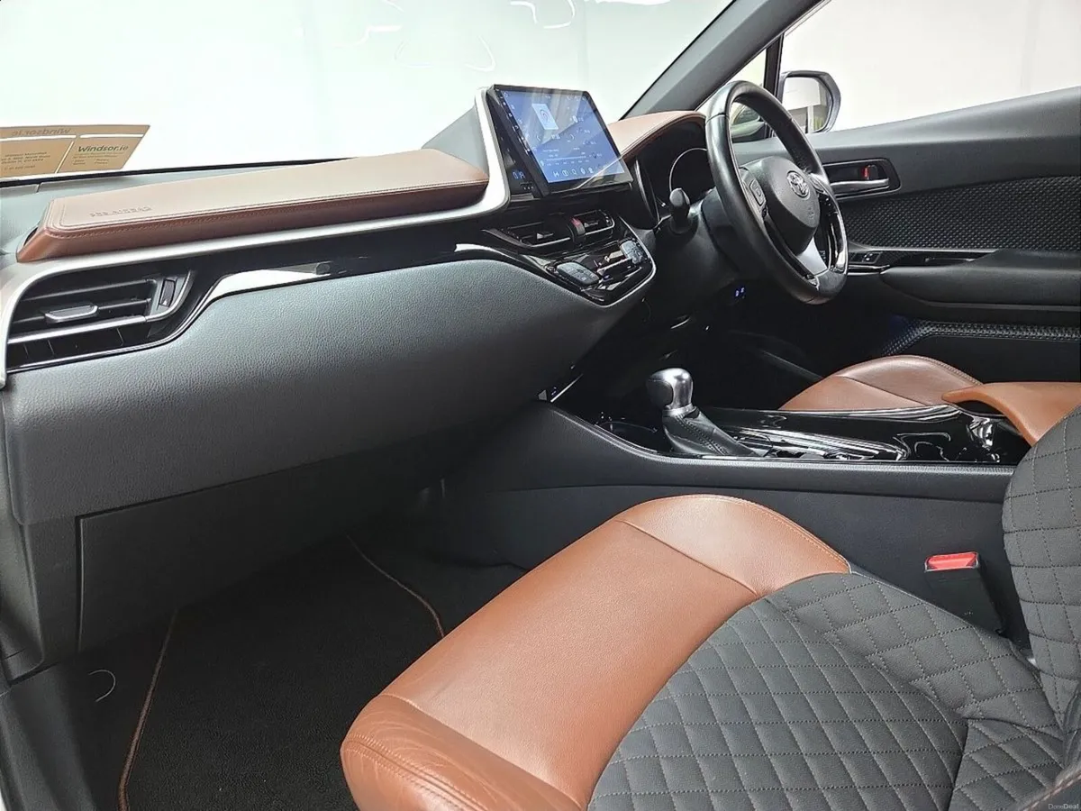 Toyota C-HR G Model Hybrid - Image 4