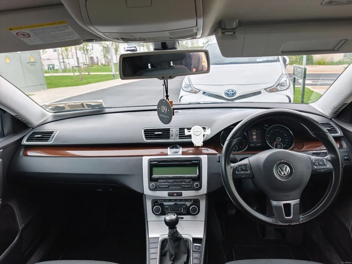 Volkswagen Passat 2011 - Image 3