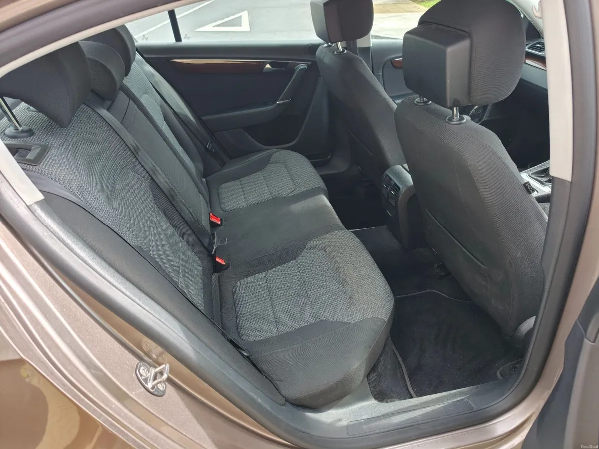 Volkswagen Passat 2011 - Image 6