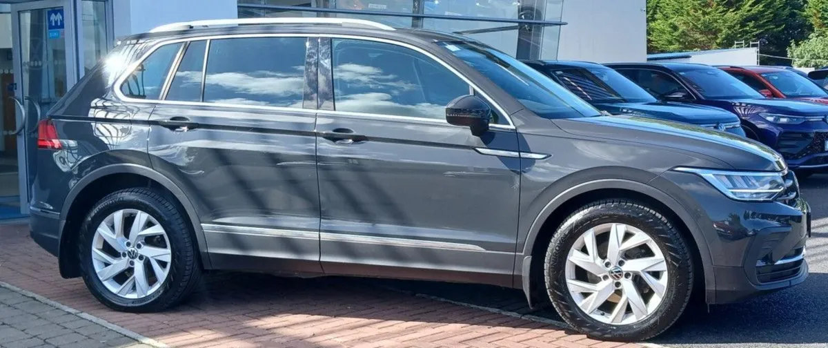 Volkswagen Tiguan Life 2.0 TDI 122HP **REAR VIEW C - Image 2