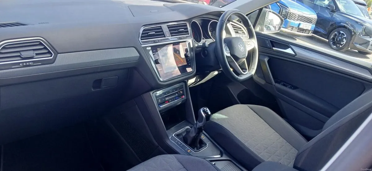 Volkswagen Tiguan Life 2.0 TDI 122HP **REAR VIEW C - Image 4