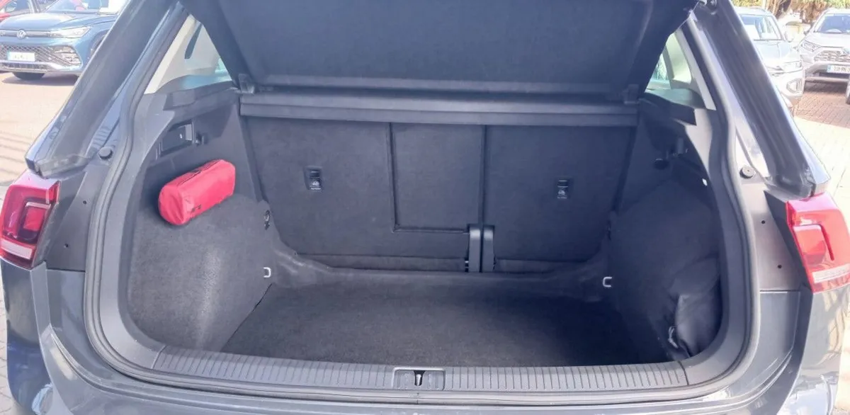 Volkswagen Tiguan Life 2.0 TDI 122HP **REAR VIEW C - Image 6