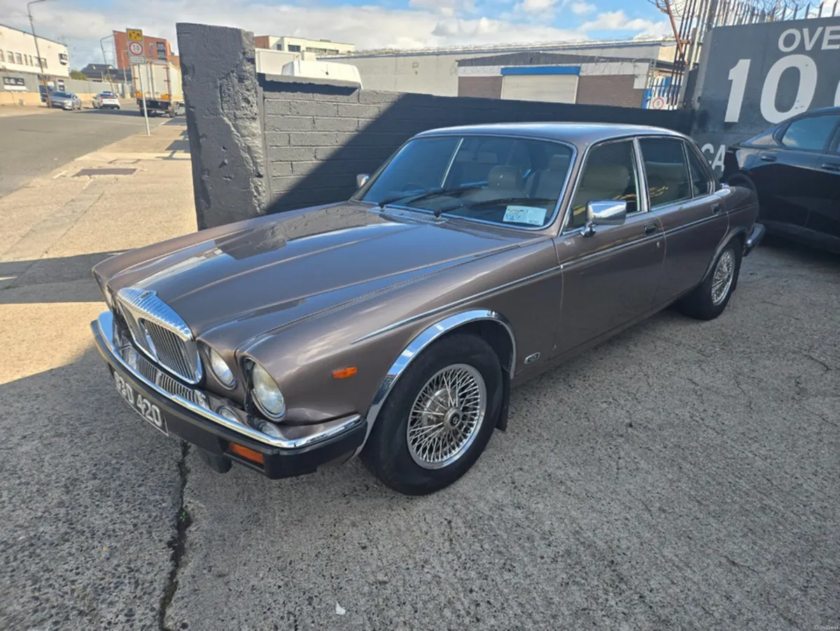 Daimler Other 4.2 sovereign  // STUNNING CAR SERIO - Image 1