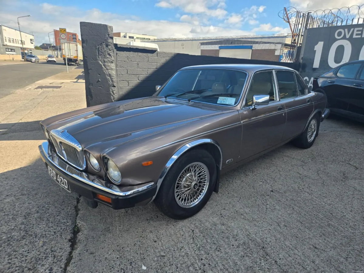 Daimler Other 4.2 sovereign  // STUNNING CAR SERIO - Image 2