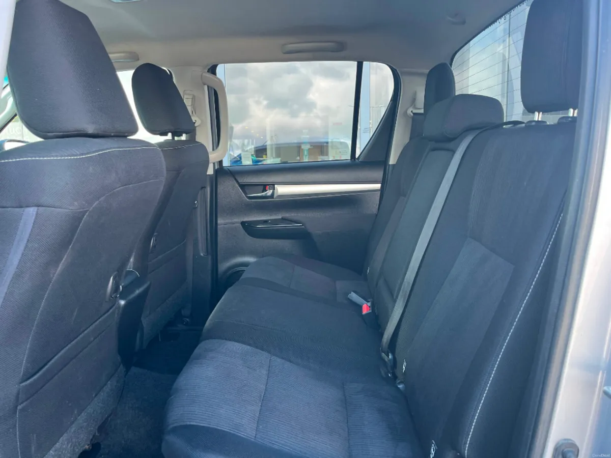 Toyota Hilux 2.4 INVINCIBLE D-4D 4WD DCB 4DR*NO VA - Image 6