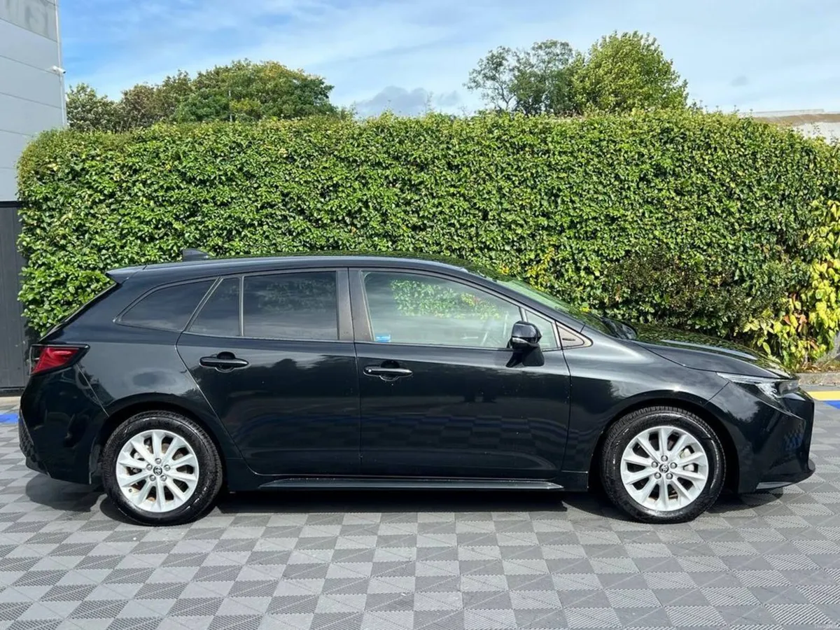Toyota Corolla TOURING 1.8 HYBRID AUTO // REVERSE - Image 2