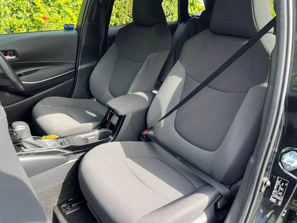 Toyota Corolla TOURING 1.8 HYBRID AUTO // REVERSE - Image 6
