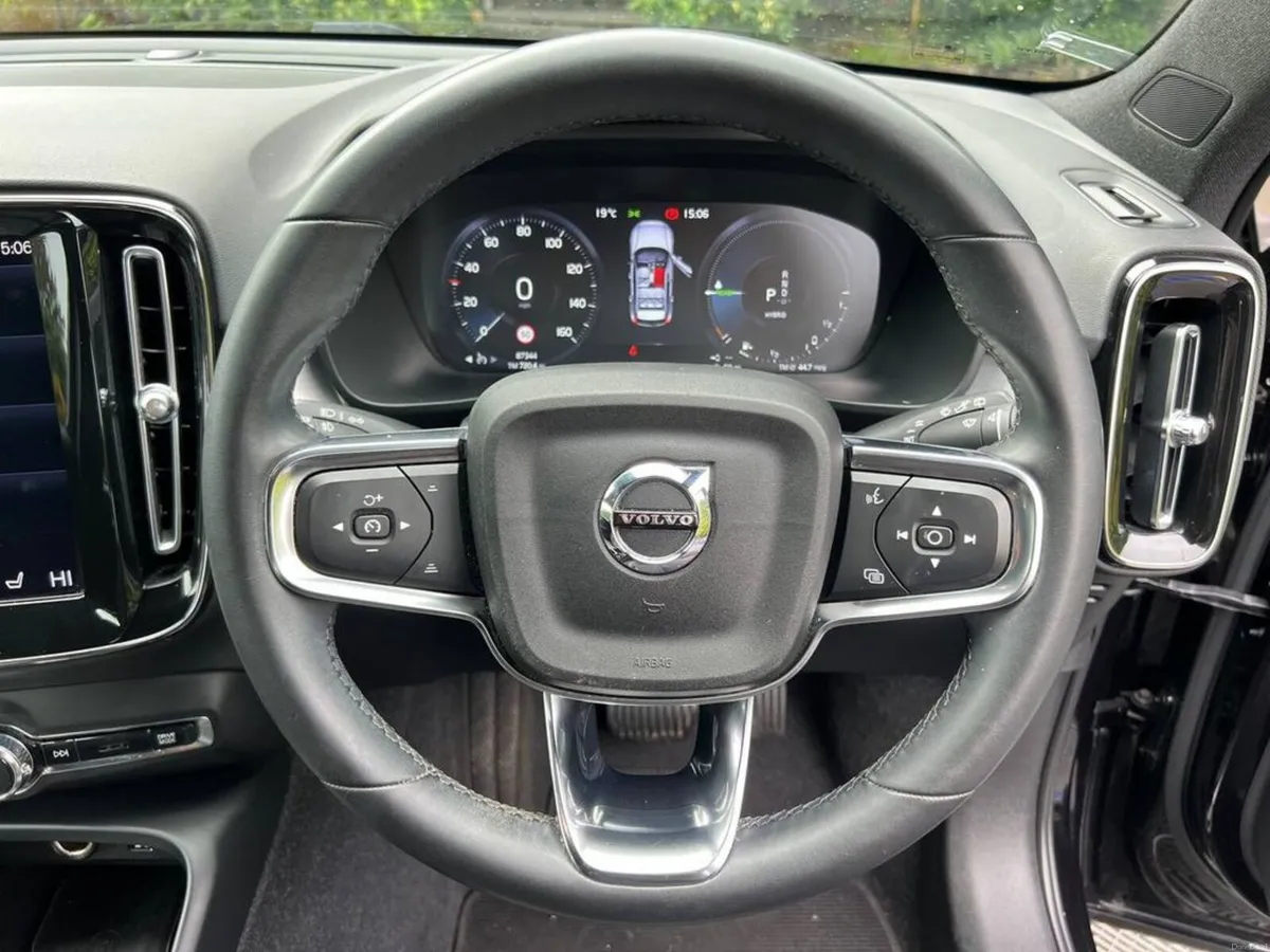 Volvo XC40 T4 PLUS RECHARGE 1.5 HYBRID // HEATED S - Image 4