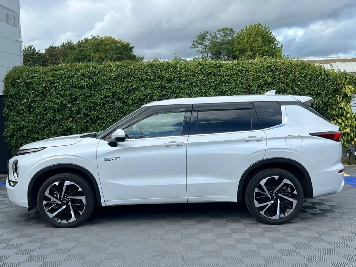 Mitsubishi Outlander 7-SEATER 2.4 HYBRID AUTO ** H - Image 4